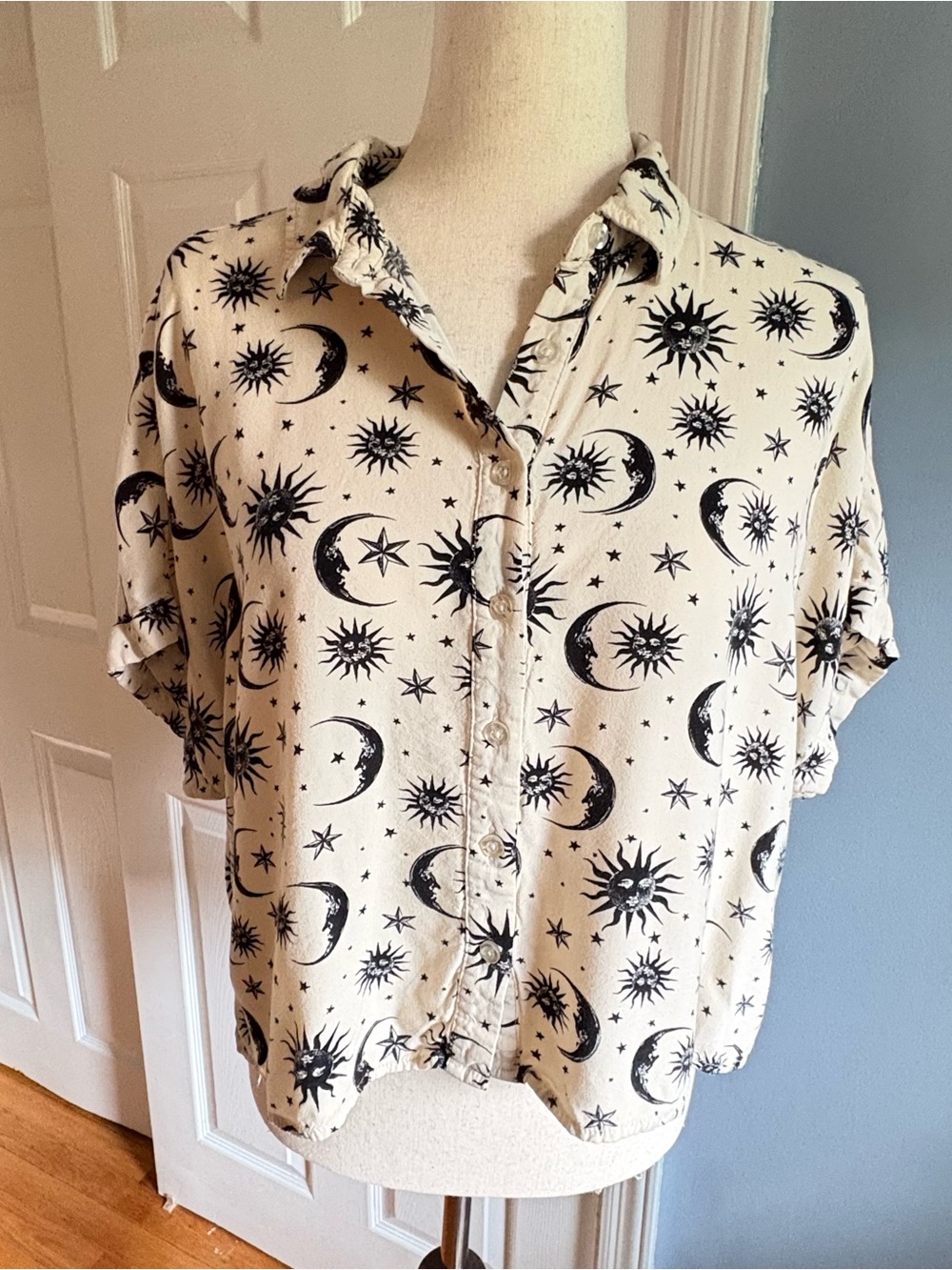 Hot Topic Girls Celestial Crop Button-Up Cream Black Large Rayon